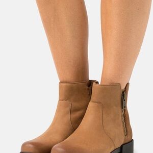 Sorel women’s Tan Ankle Boots with Black Sole